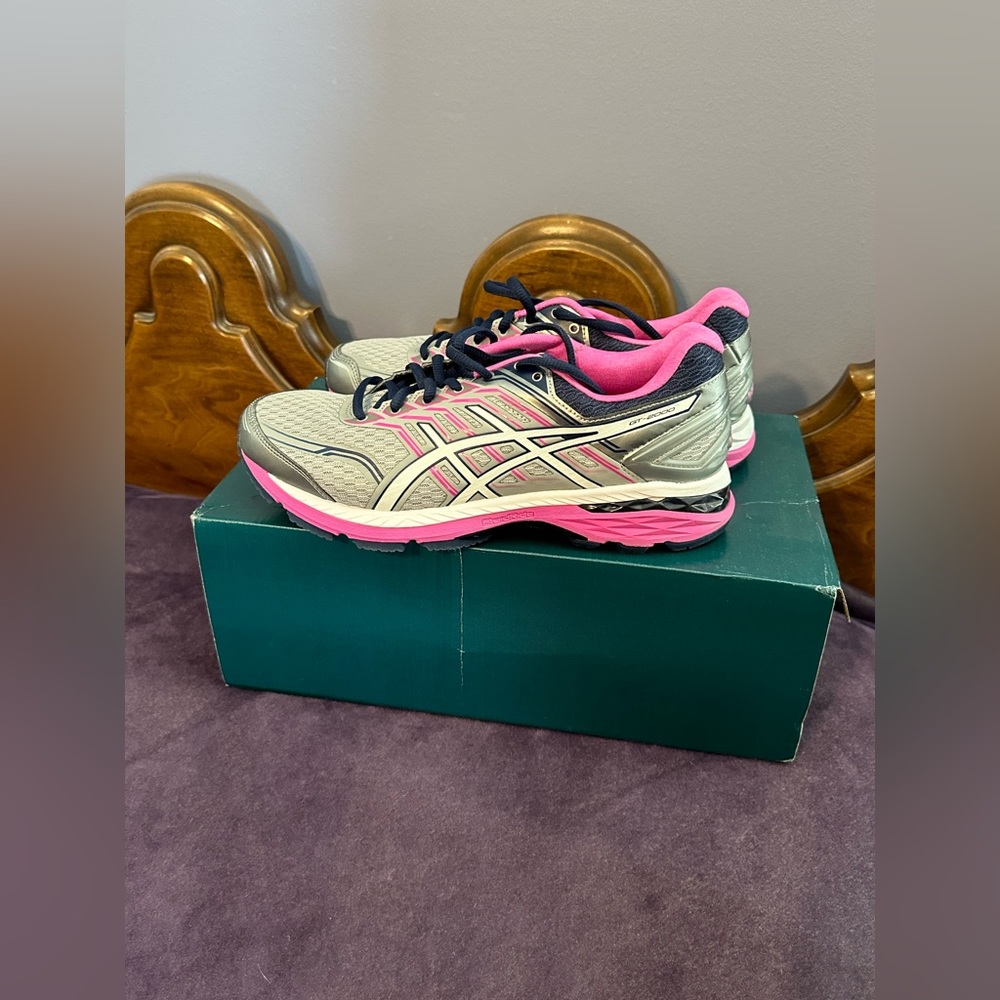 ASICS GT-2000 in silver/pink/blue in size 8.5 2E